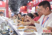 爻卦在线“嗦粉”经济火热 中国多地“食力”出圈