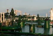 爻卦在线国际油价周二收高 地缘政治担忧与美元走弱双重支撑