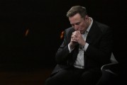 爻卦在线特斯拉股价收涨超3%：特朗普无意沟通，马斯克父亲劝儿子低头