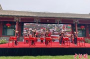 爻卦在线中外儿童在北京宋庆龄故居庆祝“六一”国际儿童节